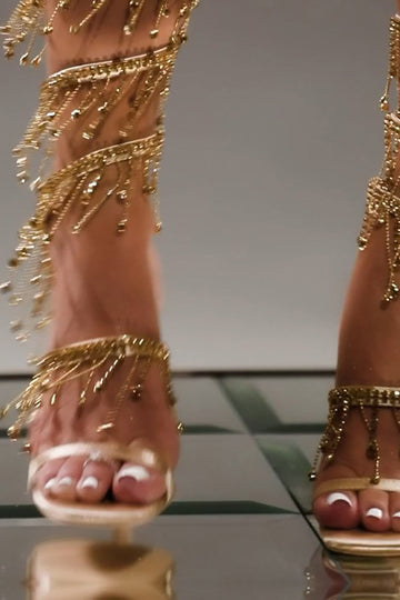 Gyldne glitrende strappy høyhælte sandaler med dusk